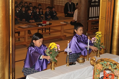 Uczniowie składający wizytę przed buddyjskim ołtarzem